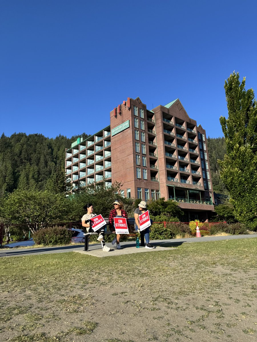 UniteHere40's tweet photo. 🎉 Big Win at Harrison Hot Springs! 💪
88% ratified a new contract with 27-30% wage increases - the highest in the hotel's history!
Daily Room Cleaning is back!
Improved pensions & workload language.
Spa Workers join Local 40, keeping seniority & enjoying all benefits.
#Local40 https://t.co/poIiVfZf1g