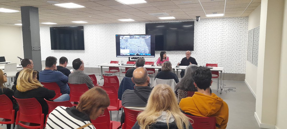 raulespinosabdn's tweet photo. Avui a @ccoocatalunya hem fet un debat sobre el  futur que volem per a l'Eix Besòs (#Badalona #SantaColoma #SAB). Volem reindustrialització, sòl productiu, entorns urbans sostenibles i ocupació de qualitat, seguim ✊. https://t.co/Ss2Z8d6td4
