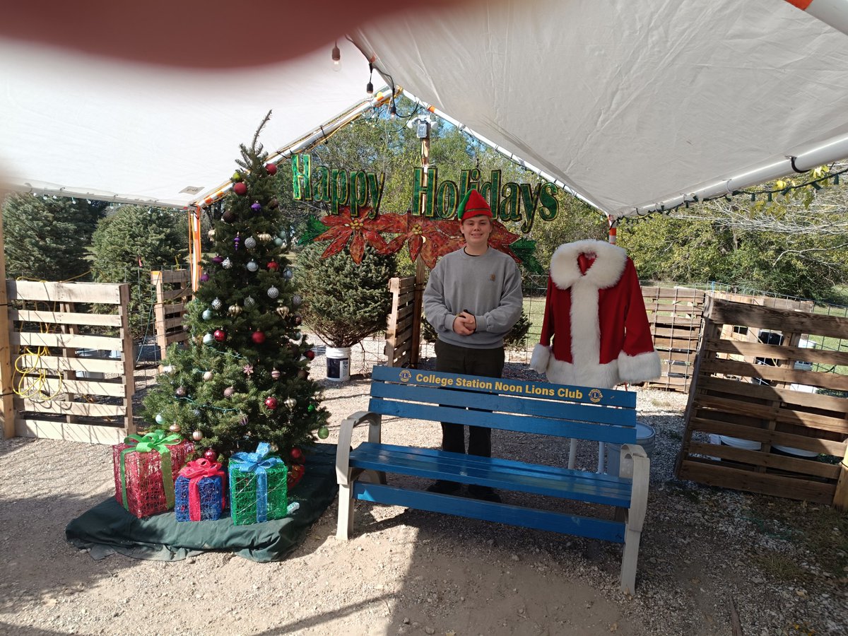 ‘Tis the season to give back to your host community. 🎄❄️🎅

Emil volunteered for the College Station Noon Lions Club Christmas sells.  All proceeds from the tree sells will benefit Lions service projects, charities supported by Lions clubs, and local charities.

#cbyxppp