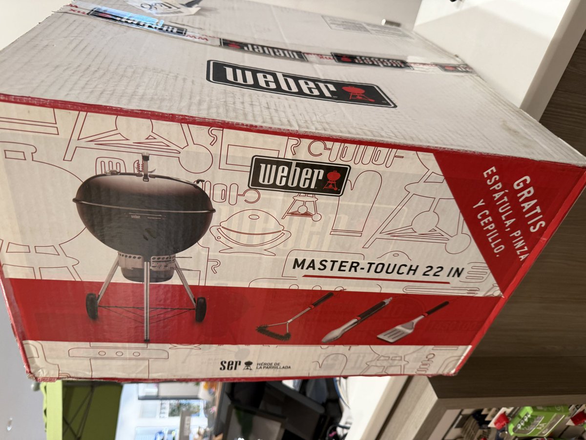 Cuacco's tweet photo. @Webergrillmex fui a comprar un asador Master-Touch en Liverpool @liverpoolmexico y no me quisieron respetar la promoción de los utensilios gratis, quieren cobrar más por esta caja me puedes ayudar @Profeco, que puedo hacer? https://t.co/RsN5lDQfS4