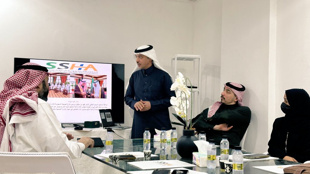 Saudi_SHA's tweet photo. رئيس مجلس إدارة #الجمعية_السعودية_للإدارة_الصحية يجتمع مع رؤساء الفروع والأندية واللجان بالمقر الرئيسي للجمعية بحي الملز بالرياض لمناقشة أعمال و منجزات فروع الجمعية بالمناطق لعام 2024 م وتجهيز خطة العمل للعام القادم .
@abdullaziz202 
@Saudi_SHA https://t.co/yZeiEqCf9u