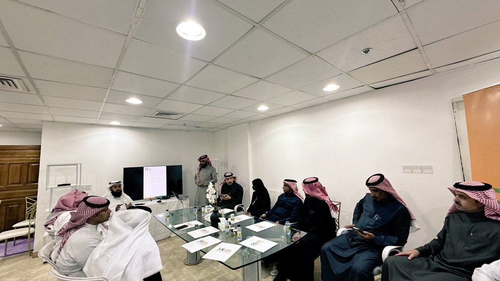 رئيس مجلس إدارة #الجمعية_السعودية_للإدارة_الصحية يجتمع مع رؤساء الفروع والأندية واللجان بالمقر الرئيسي للجمعية بحي الملز بالرياض لمناقشة أعمال و منجزات فروع الجمعية بالمناطق لعام 2024 م وتجهيز خطة العمل للعام القادم .
<a href="/abdullaziz202/">عبدالعزيز ال دايل القحطاني</a> 
<a href="/Saudi_SHA/">الجمعية السعودية للإدارة الصحية</a>