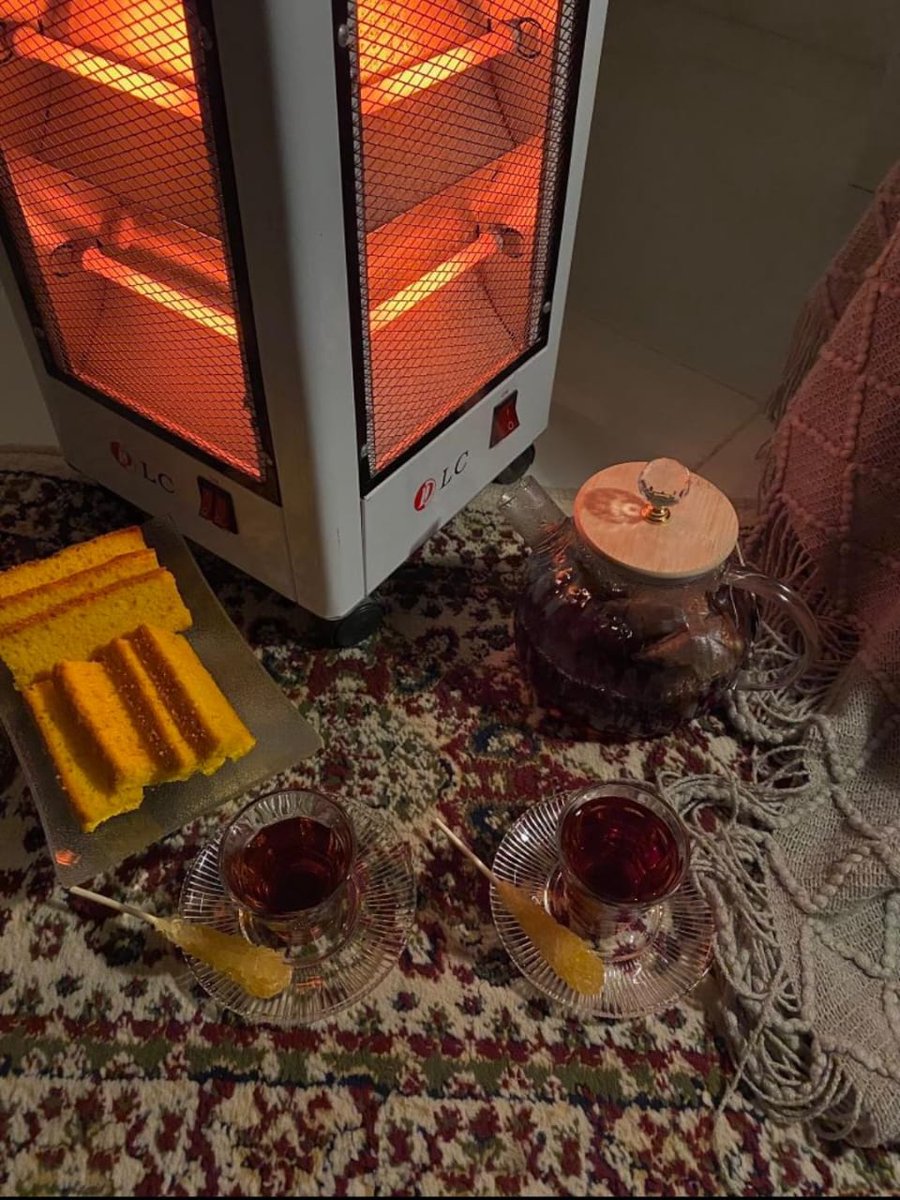 المساء عندما يعانق البرد له طعمٌ مختلف حكايات 
دافئة تُروى وأكواب الشاي تفوح عبيرها والأرواح 
تبحث عن دفء القلوب قبل دفء الأماكن♥️