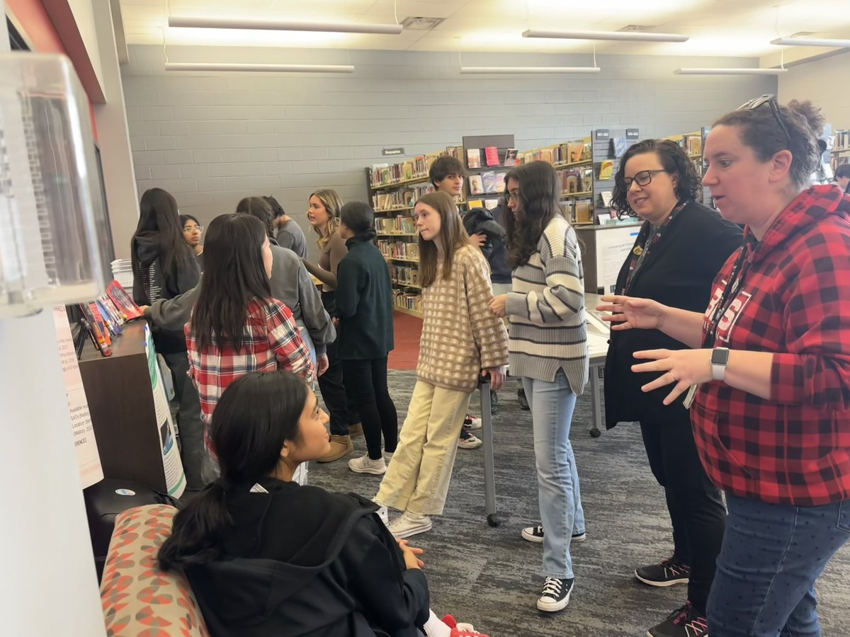 BHSAPR Ss presented 🗣️ 🪧 the current status of their independent research ⚙️ 🧪🧠 🔬🧑‍⚕️📖 📈 studies to BHSSEM Ss today in the @barrington220schools BHS library 👏 👏 👏 #ThePlaceToB