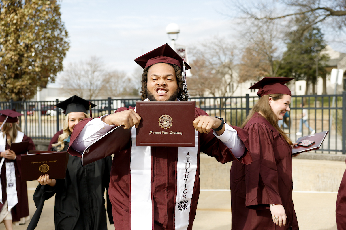 MissouriState's tweet photo. These #beargrads understood the assignment! 🎓 🐻 https://t.co/EWqeqEMchg