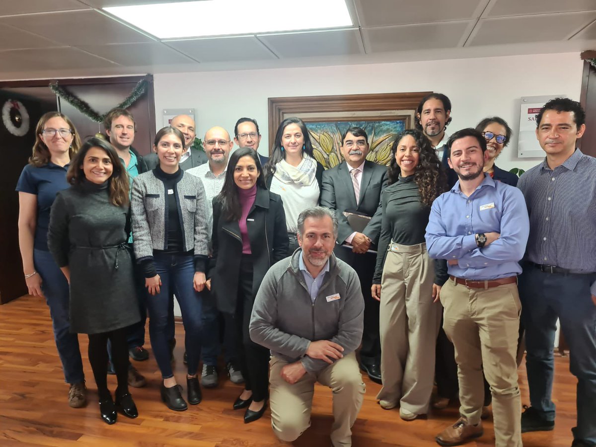 Conapesca's tweet photo. El titular de Conapesca, Dr. Alejandro Flores Nava, agradece a nombre de la institución el trabajar en fortalecer la sostenibilidad de la pesca, y favorecer a todas las comunidades que viven de esta actividad. También se compromete a mantener constante el diálogo y colaboración. https://t.co/pFJCchmGbc