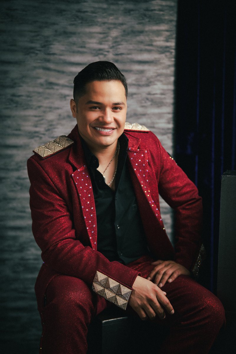 BANDARECODITOSS's tweet photo. Raza! Andamos de fiesta! 😎🔥 Hoy cumple años una pieza fundamental de Banda los Recoditos! Muchísimas felicidades a nuestro amigo, compañero y cantante Rafa! Por muchos años más de amor, musica y exito! 🥳🎊 https://t.co/oS2FLBsibu