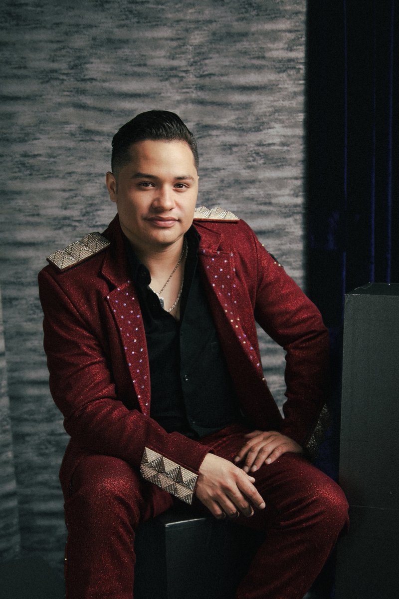 BANDARECODITOSS's tweet photo. Raza! Andamos de fiesta! 😎🔥 Hoy cumple años una pieza fundamental de Banda los Recoditos! Muchísimas felicidades a nuestro amigo, compañero y cantante Rafa! Por muchos años más de amor, musica y exito! 🥳🎊 https://t.co/oS2FLBsibu