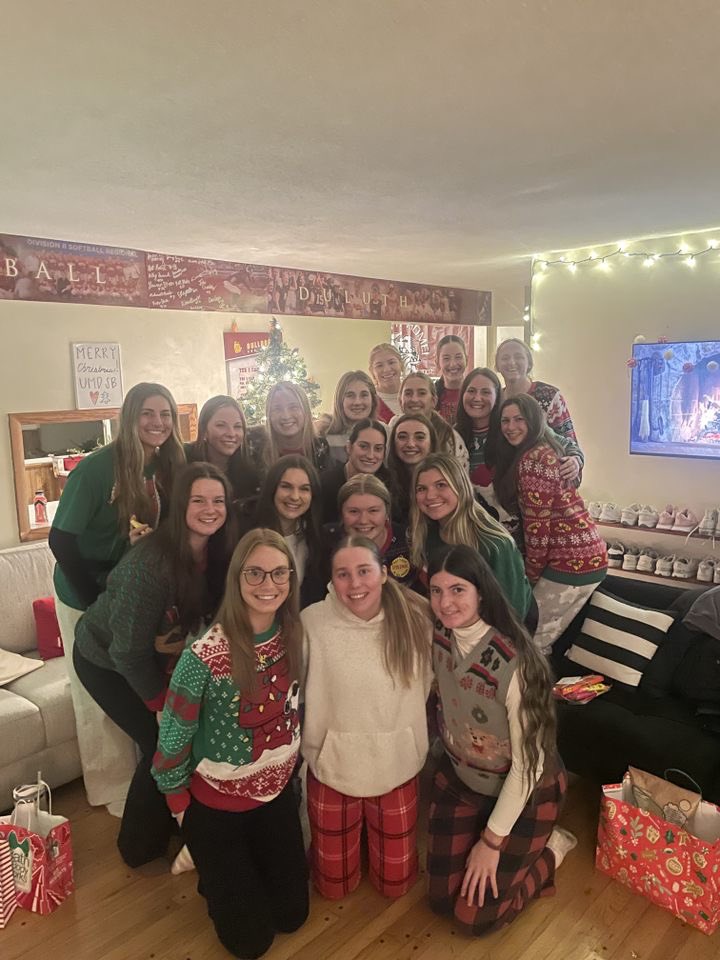 UMD_Softball's tweet photo. Merry Christmas and Happy Holidays from UMD Softball! https://t.co/2VSQom41aG