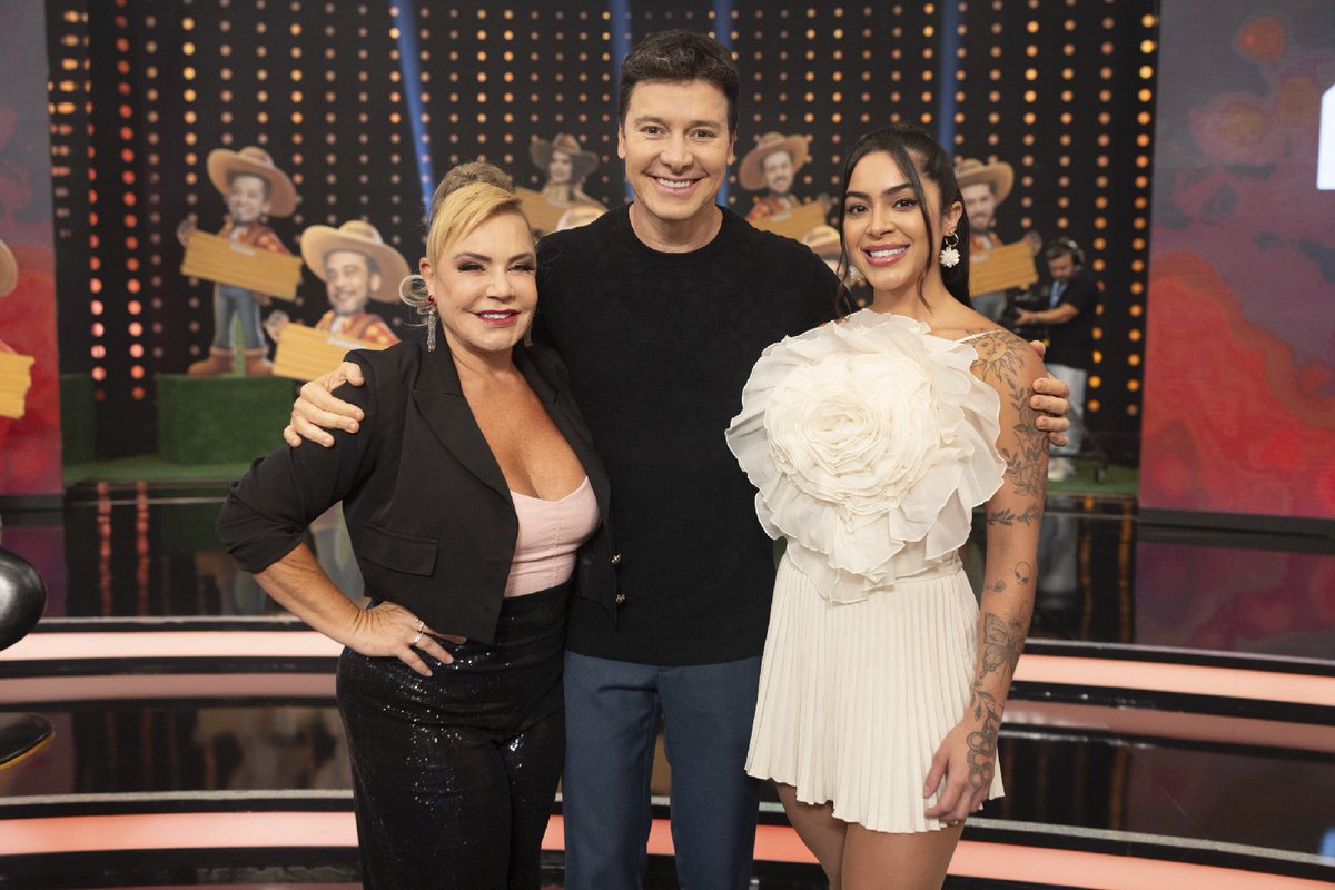 flortvoficial's tweet photo. BELÍSSIMA 🎥🩷
Flor nos bastidores da gravação do @horadofaro, que irá ao ar neste domingo.
#TeamFlor #AFazenda https://t.co/qlMzesdDrB