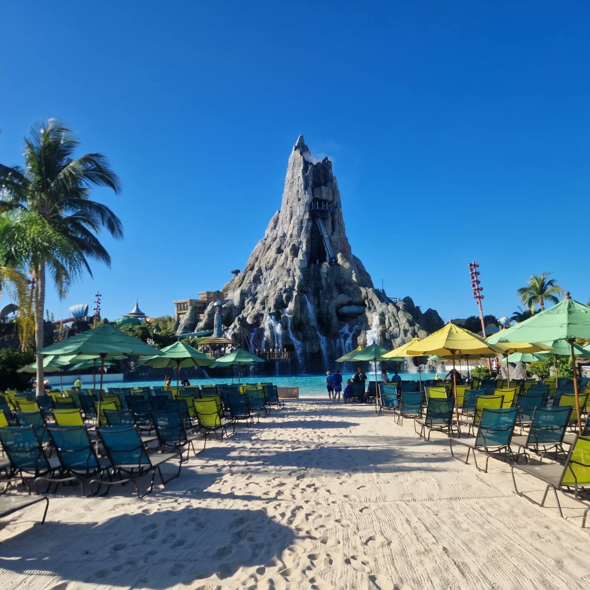 ThemeParkRT's tweet photo. Early start this morning at Volcano Bay. Straight on Krakatau Aqua coaster for the first ride of the day and stayed on for 2 laps.
@UniversalORL
#universalstudiosflorida #universalvolcanobay #volcanobay #waterpark #waterparks #volcanobaywaterpark #volcanobayorlando #krakatau https://t.co/G5NbSM8lnS