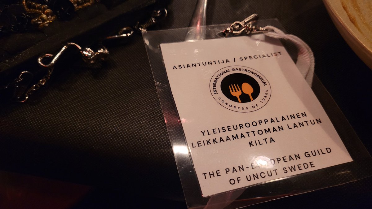 No nyt ollaan oikeassa porukassa, Leikkaamattoman lantun kilta! Kiitos #aurinkobaletti #mikämenu #nahkurinkellari 
#saksetseis