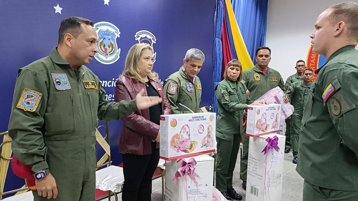 CAFMA_AMB's tweet photo. #13Dic// Desde las instalaciones del #CAFMA el personal del @casamb_aviacion realizó entrega de pañales descartables, canastillas, coches y corrales, entre otras ayudas, que brindaron a la familia de la @aviacionmilitarbolivariana garantizando bienestar y solidaridad. https://t.co/CdEyJHhYzT
