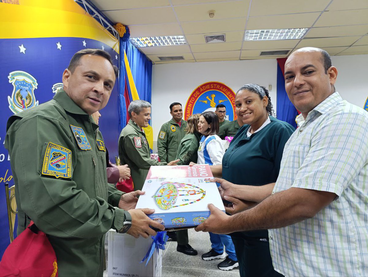 CAFMA_AMB's tweet photo. #13Dic// Desde las instalaciones del #CAFMA el personal del @casamb_aviacion realizó entrega de pañales descartables, canastillas, coches y corrales, entre otras ayudas, que brindaron a la familia de la @aviacionmilitarbolivariana garantizando bienestar y solidaridad. https://t.co/CdEyJHhYzT
