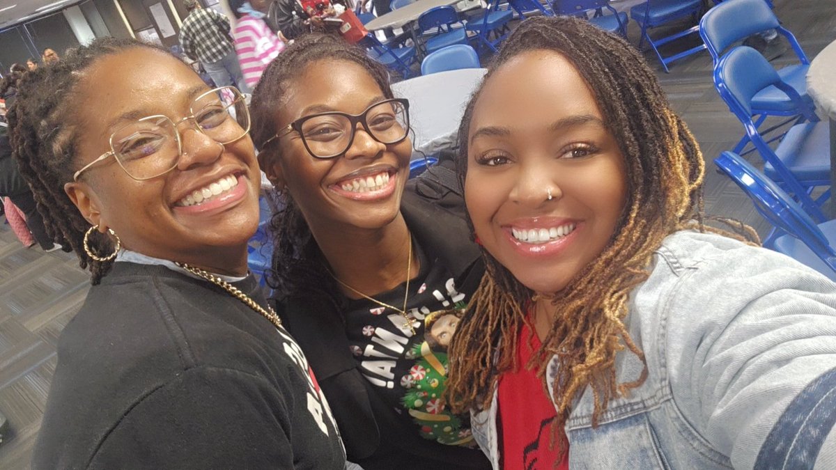 MrsSLinnear's tweet photo. Our annual Holiday PD was so much fun! @DallasISDMTSS @MPRTheAdvocate https://t.co/z8xFEjwgQa