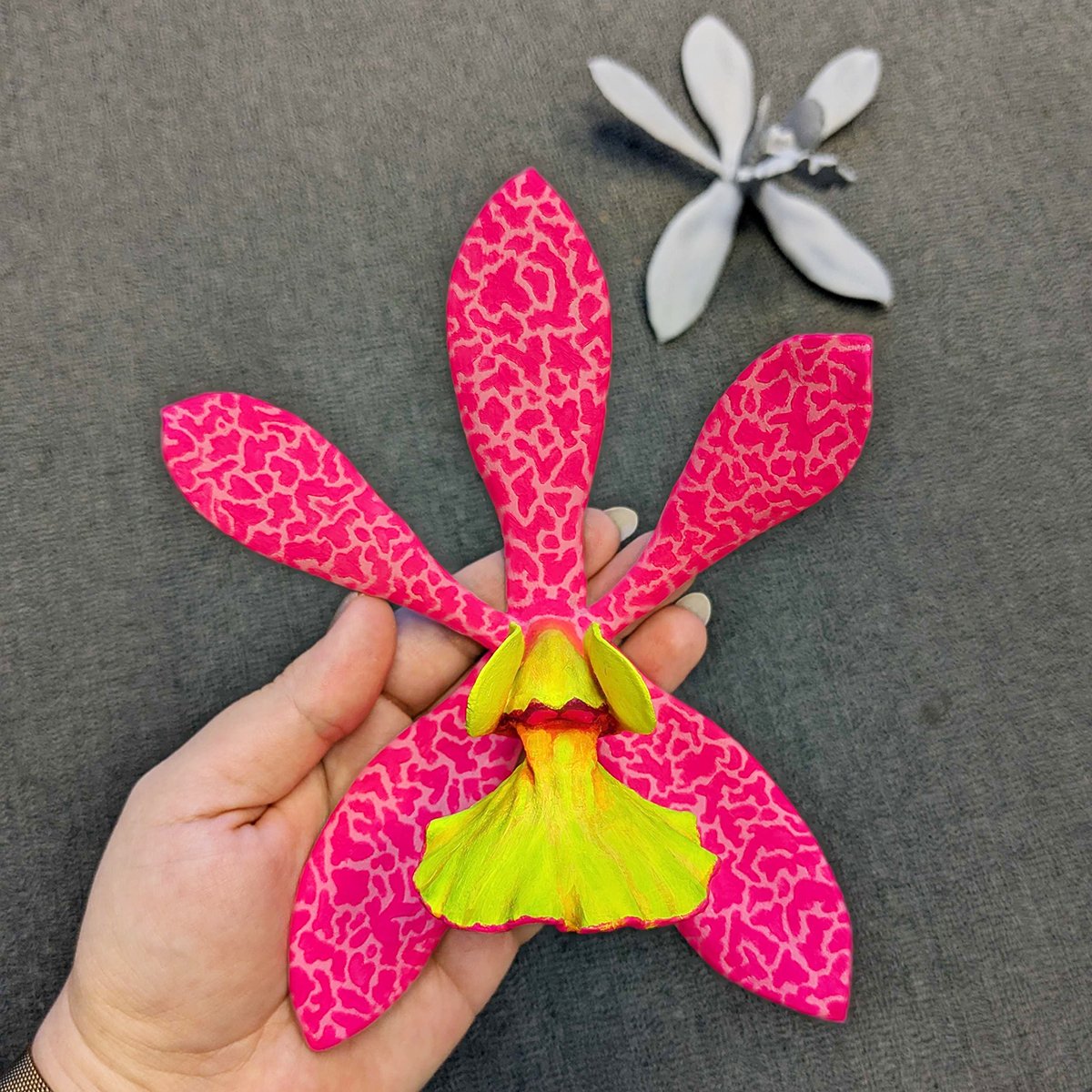 Smithsonian3D's tweet image. #DYK we have over 3000 #3D models available to download on 3D.si.edu? They make excellent #DIY holiday gifts, like this Encyclia tampensis var. alba orchid bloom 3D printed and hand painted by our staff. @SIGardens 

Download it yourself: s.si.edu/3VDvKgS