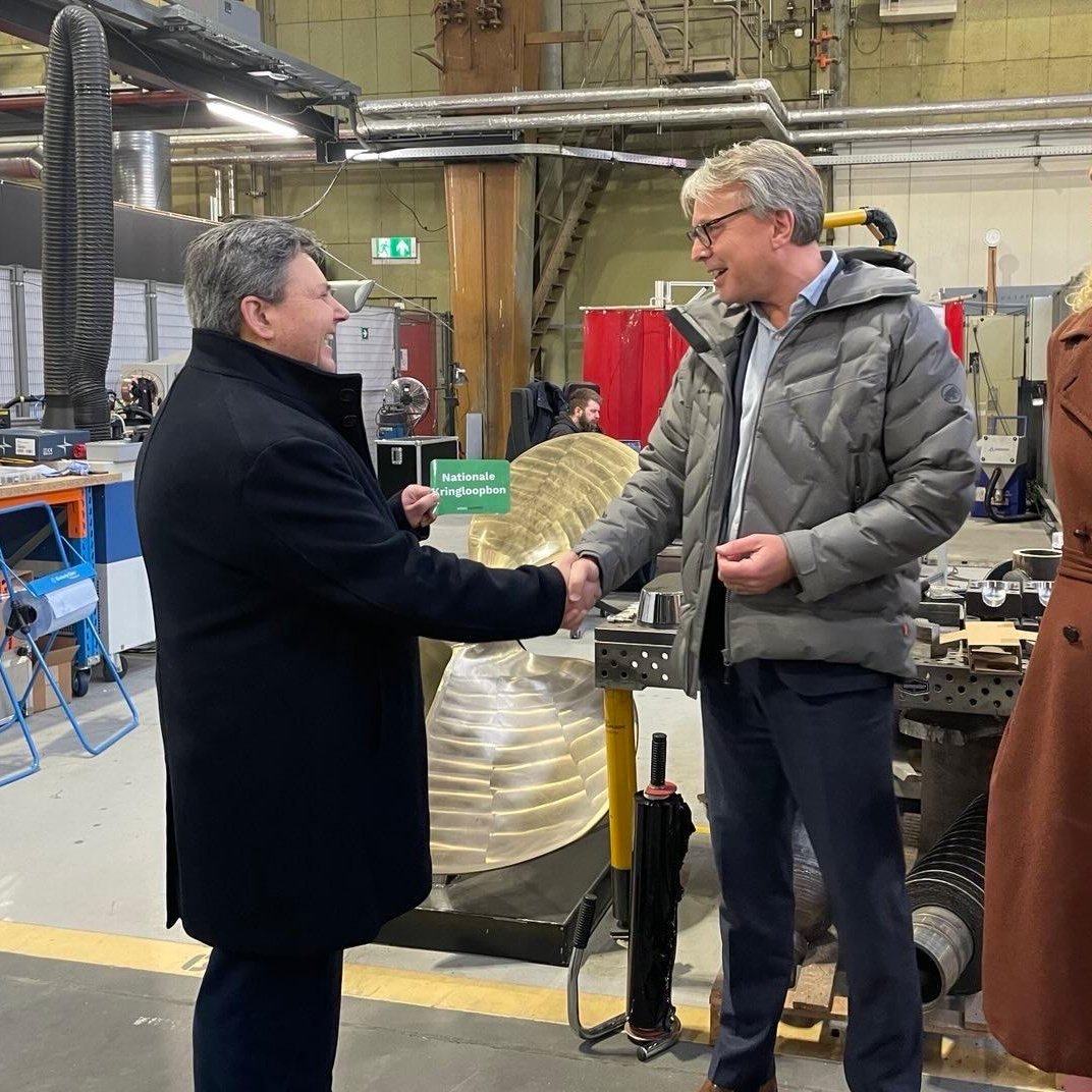 kringloopbon's tweet photo. Staatssecretaris Chris Jansen van Openbaar Vervoer en Milieu ontvangt de Nationale Kringloopbon! ♻️

#circulaireeconomie  #duurzaamheid #rotterdam #kringloop #kringloopwinkel https://t.co/RKidluuZ9E