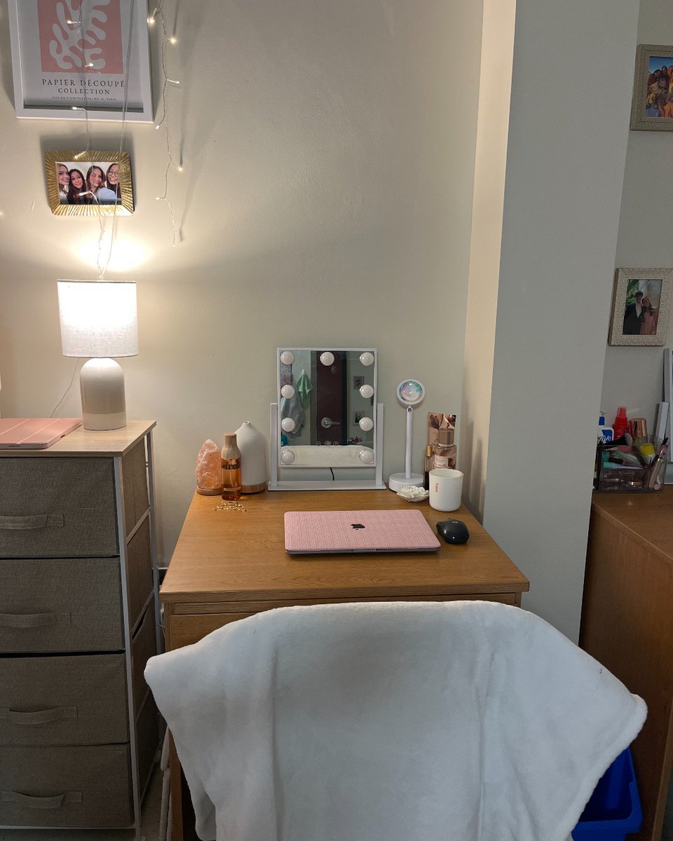 #FeatureFriday Step into cozy comfort at Wildwood Hall! With charming lights, framed posters, and a stylish rug, every detail enhances the ambiance in this inviting dorm room. 🌟 #FSUDorm #FSURoom #FSUWildwood #WildwoodHall