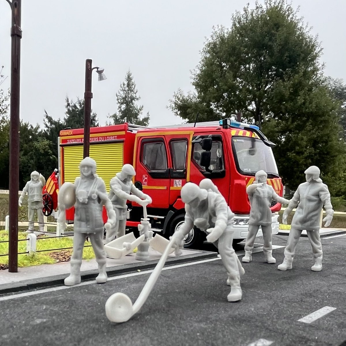 Voici un premier aperçu brut de notre set fourgon en action !

Ce set, composé de 6 figurines, représente un équipage de fourgon durant les premières minutes après une arrivée sur intervention.

Disponible en version type casque F1 ou F1-XF