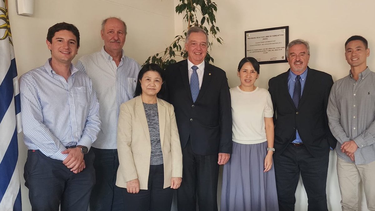 MGAPUruguay's tweet photo. #HOY  el Ministro Fernando Mattos participó junto a equipos de Servicios Ganaderos del #MGAP en la reunión de cierre de la auditoría realizada por las autoridades sanitarias de Hong Kong, quienes evaluaron con éxito el sistema de producción e inspección de carne aviar en Uruguay. https://t.co/gXASE7QUT3