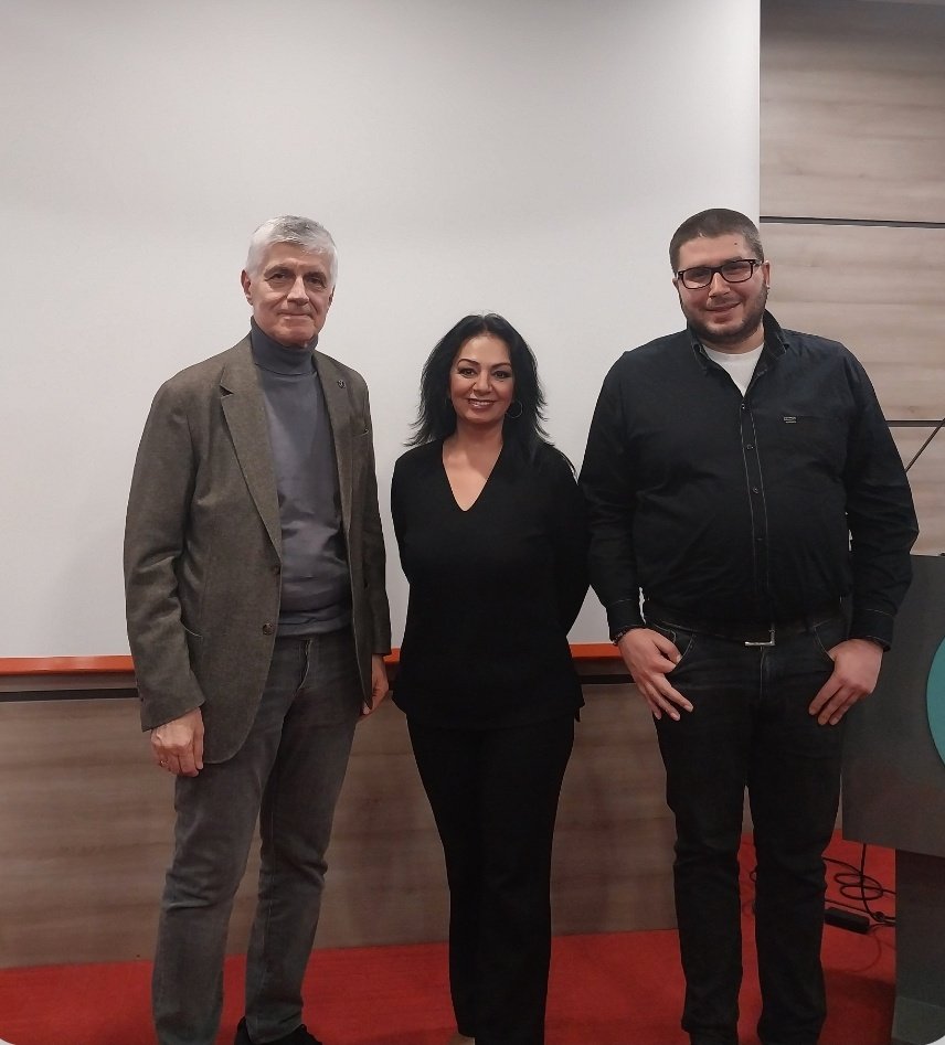 İki muhteşem hocam <a href="/OzgunArdaKus/">Özgün Arda Kuş</a> sayesinde 
Kıymetli hocamız <a href="/tayfunuzbay/">Tayfun Uzbay</a> dan BAĞIMLILIK ile ilgili akademik bilgiler aldık.
Çok teşekkür ederim her iki hocama da.