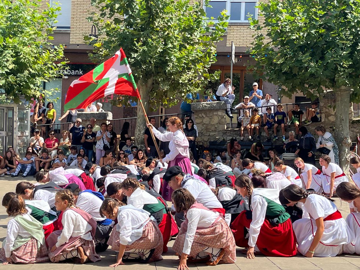 #Herrian 🎙️ Ioar Dantza Taldea, cuatro décadas dando betagarri a #Kanpezu

<a href="/ACampezo/">Kanpezuko Udala/Ayuntamiento de Campezo</a> <a href="/MontanAlavesa/">Cua. Montaña Alavesa</a> 

eitb.eus/es/radio/radio…