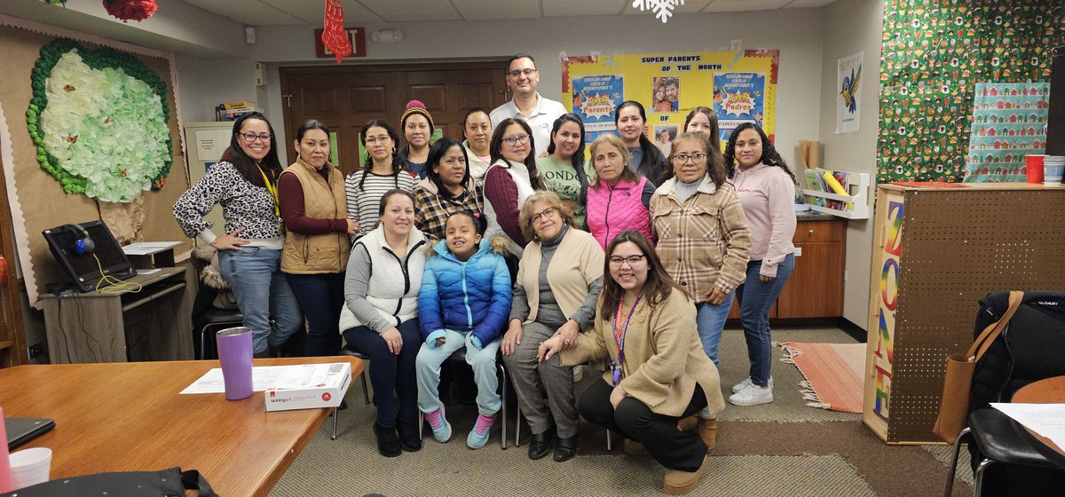 edgar_dlm_gtz's tweet photo. Hoy tuve el gusto de presentar al grupo de #MadresMentoras de nuestro distrito. Es muy gratificante estar rodeado de mujeres tan emprendedoras y dispuestas a ayudar a nuestros alumnos y maestros #ELevaTuAprendizaje #ELevateYourLearning @drmoeduc8s @School_D15 #YFC #ParentMentors https://t.co/g9t2ZcKQSe