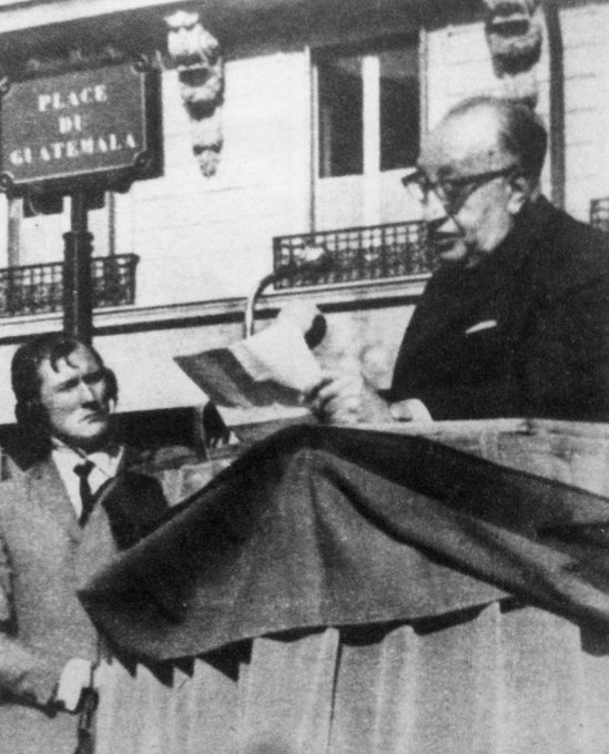 Miguel Ángel Asturias pronuncia un discurso durante la inauguración de la Plaza Guatemala en París, Francia.