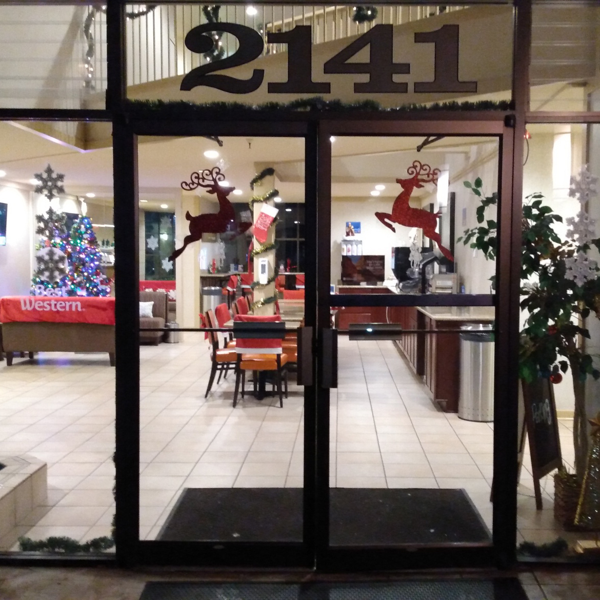 DeAnza_Inn's tweet photo. We deerly love this time of year.
.
.
.
#bestwestern #deanzainn #reindeergames #monterey #HolidayMagic https://t.co/aqOV0baj1S
