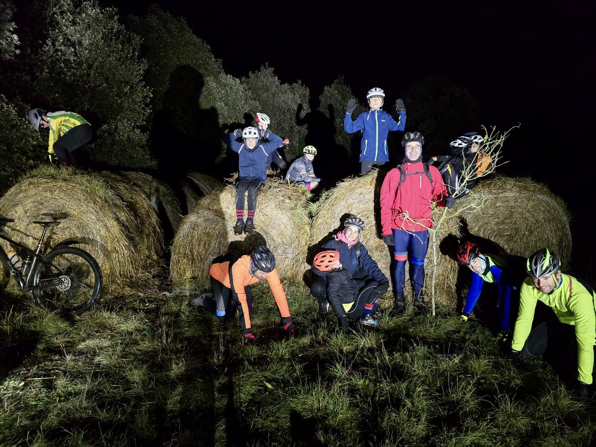 Cada cop més a tope! ❄️

La Pedrera de Bike Moià no s'atura, ni el fred ni la nit poden amb nosaltres.

Avui, 11 joves han gaudit d'una nit fresca sota la lluna plena 🌕 i han muntat el tradicional pessebre de Nadal 🎄✨

Quin orgull tenir una canalla tan valenta i motivada! 💪🔥