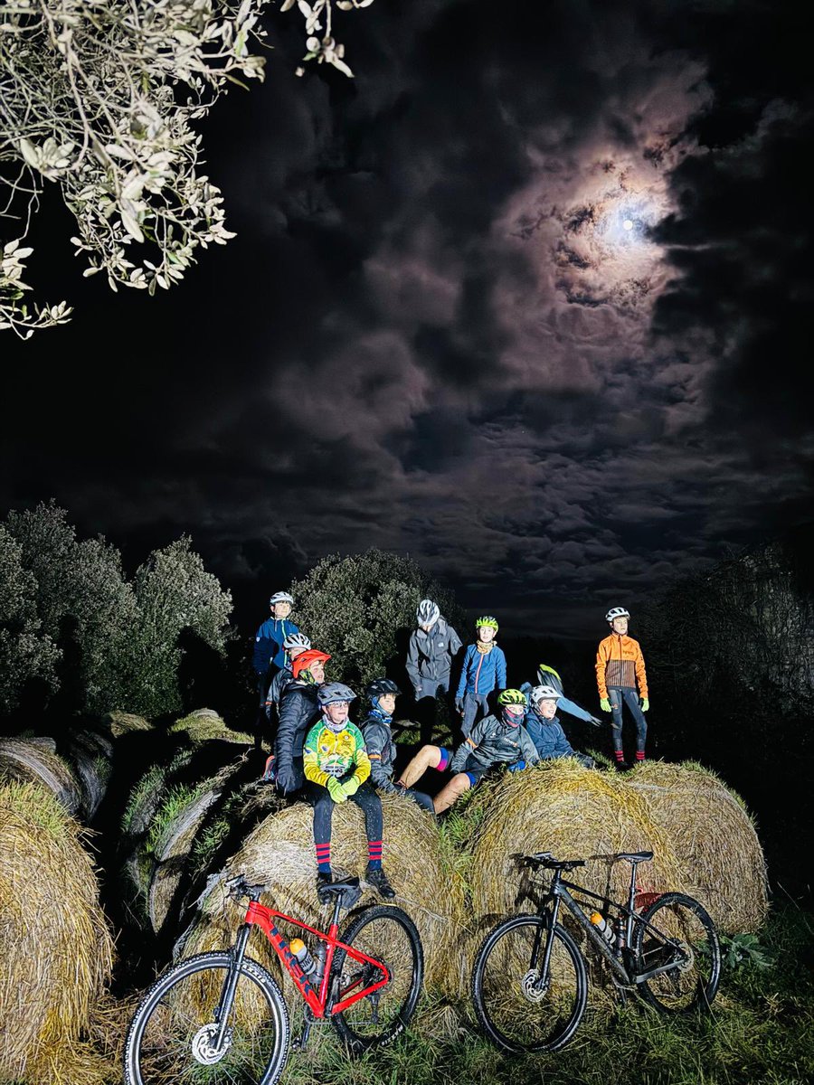bikemoia's tweet photo. Cada cop més a tope! ❄️

La Pedrera de Bike Moià no s'atura, ni el fred ni la nit poden amb nosaltres.

Avui, 11 joves han gaudit d'una nit fresca sota la lluna plena 🌕 i han muntat el tradicional pessebre de Nadal 🎄✨

Quin orgull tenir una canalla tan valenta i motivada! 💪🔥 https://t.co/ht1Xky7VKS