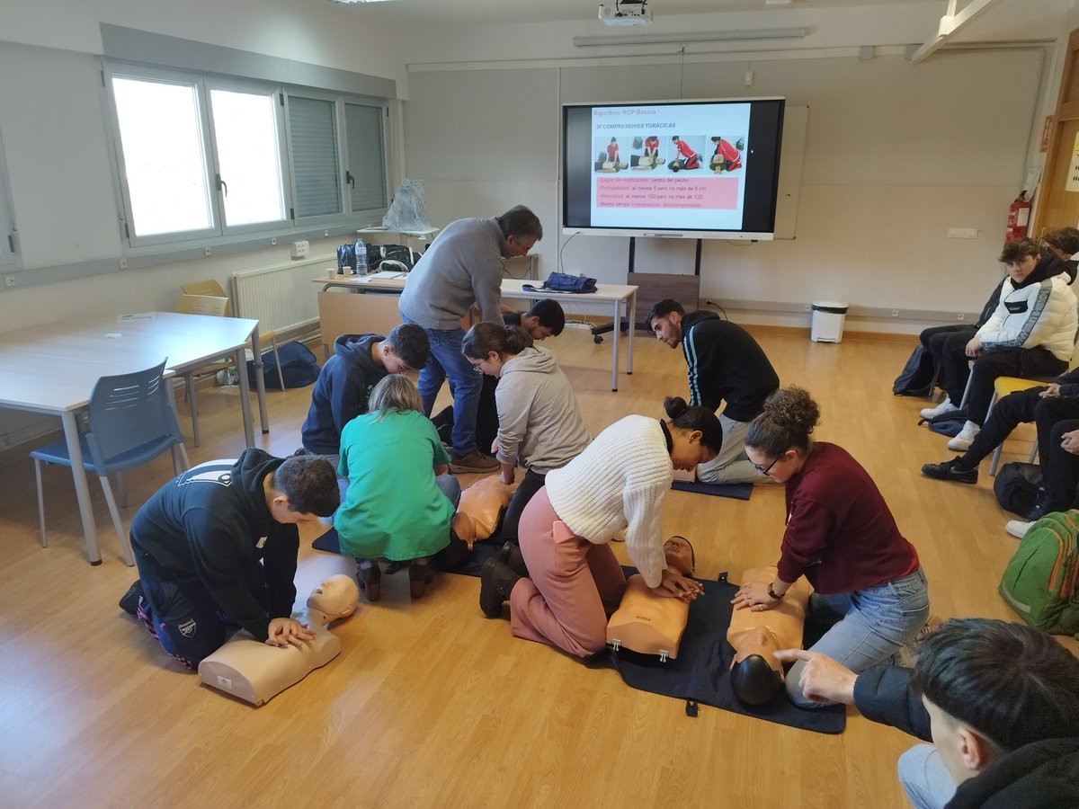 CIFPRIOEBRO's tweet photo. Esta semana hemos tenido la oportunidad de contar en el @CIFPRIOEBRO con Charo y Joseba profesionales del ámbito sanitario que han impartido a nuestro alumnado  talleres de RCP.
Gracias por vuestra  profesionalidad  y amabilidad y al Hospital de Santiago por su colaboración. https://t.co/i5CuHSOiBP
