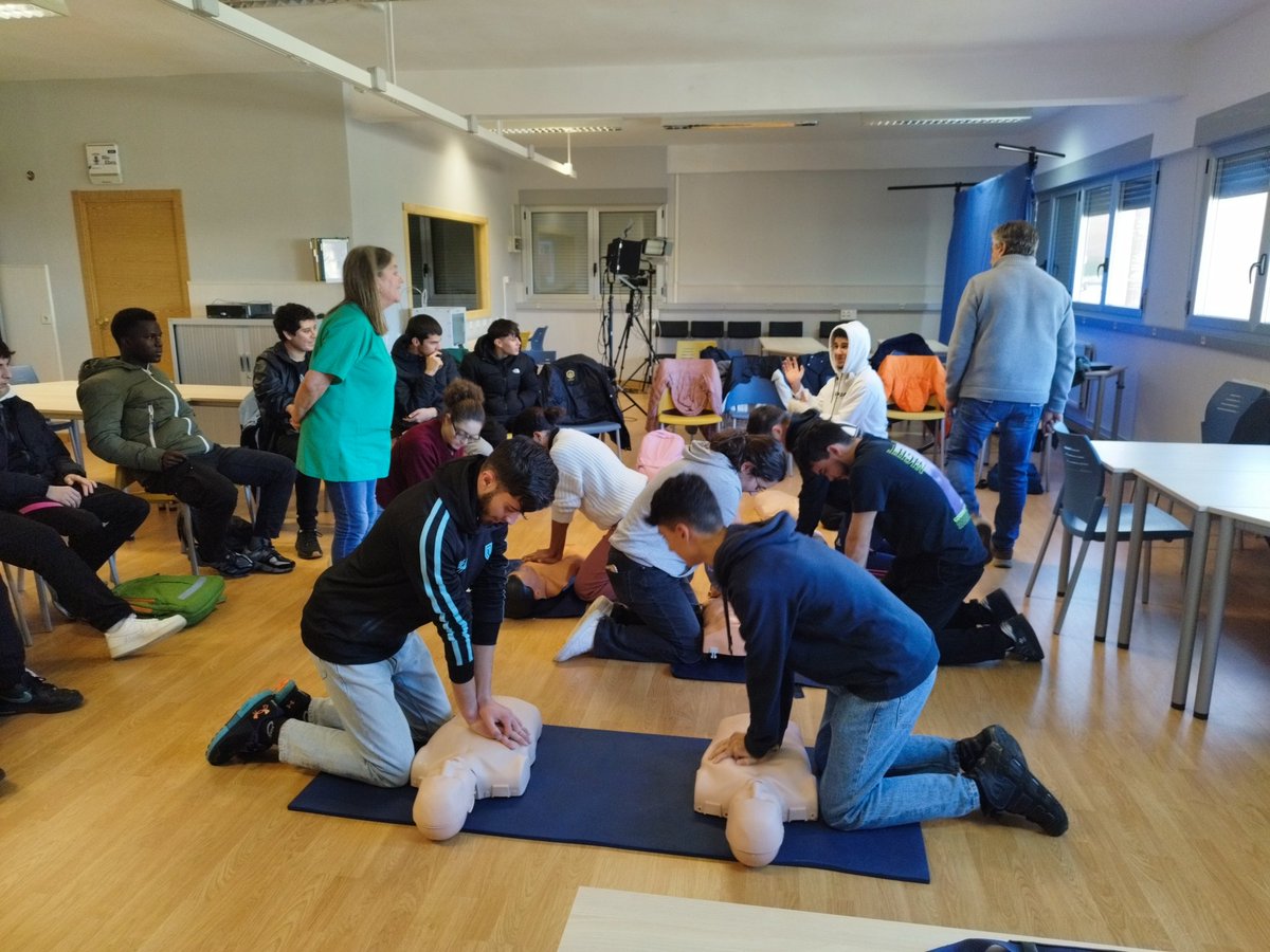 CIFPRIOEBRO's tweet photo. Esta semana hemos tenido la oportunidad de contar en el @CIFPRIOEBRO con Charo y Joseba profesionales del ámbito sanitario que han impartido a nuestro alumnado  talleres de RCP.
Gracias por vuestra  profesionalidad  y amabilidad y al Hospital de Santiago por su colaboración. https://t.co/i5CuHSOiBP