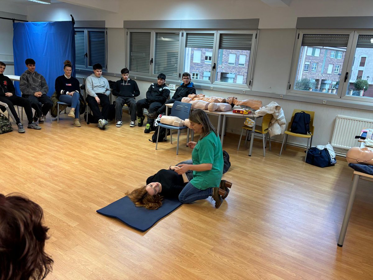 Esta semana hemos tenido la oportunidad de contar en el <a href="/CIFPRIOEBRO/">CIFP RIO EBRO</a> con Charo y Joseba profesionales del ámbito sanitario que han impartido a nuestro alumnado  talleres de RCP.
Gracias por vuestra  profesionalidad  y amabilidad y al Hospital de Santiago por su colaboración.