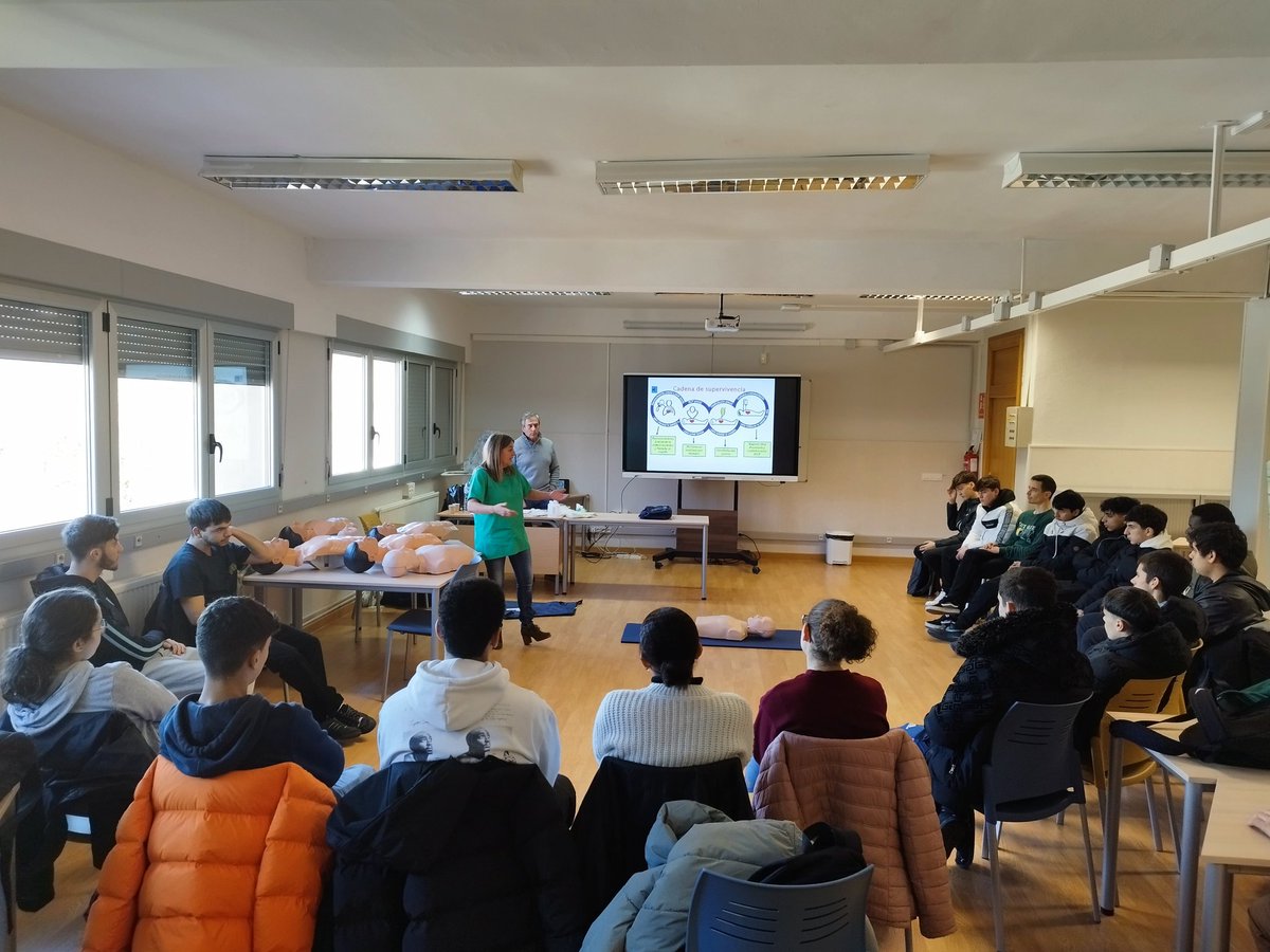 CIFPRIOEBRO's tweet photo. Esta semana hemos tenido la oportunidad de contar en el @CIFPRIOEBRO con Charo y Joseba profesionales del ámbito sanitario que han impartido a nuestro alumnado  talleres de RCP.
Gracias por vuestra  profesionalidad  y amabilidad y al Hospital de Santiago por su colaboración. https://t.co/i5CuHSOiBP