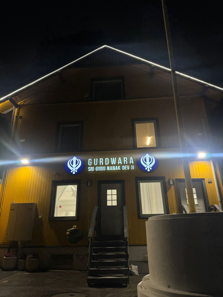learneroffaith's tweet photo. Yesterday Lajna (Nordstrand) visited the gurdwara in Oslo with a fruit basket and were welcomed with love and respect. We had a dialogue about the similarities between religions, focusing on unity and service to humanity.
#lajnanorway https://t.co/EnfuuHxVJ4