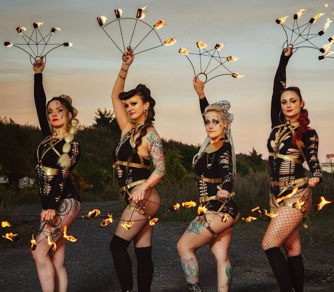 Queer MTL (@queermtl) on Twitter photo Le @cirque.de.boudoir t’invite à célébrer les Fêtes d’une manière moins que traditionnelle au Debasement Kinky XXXmas Dance Party au @cabaretberlinmtl le 21 décembre 2024. Pour plus d’occasions de #festoyer, consulte Queer MTL! ✨ #2slgbtq #queermtl #mtlmoments 📷 <a href="/ce/">Chris Ecklebe</a>.qui.pointe Le @cirque.de.boudoir t’invite à célébrer les Fêtes d’une manière moins que traditionnelle au Debasement Kinky XXXmas Dance Party au @cabaretberlinmtl le 21 décembre 2024. Pour plus d’occasions de #festoyer, consulte Queer MTL! ✨ #2slgbtq #queermtl #mtlmoments 📷 <a href="/ce/">Chris Ecklebe</a>.qui.pointe