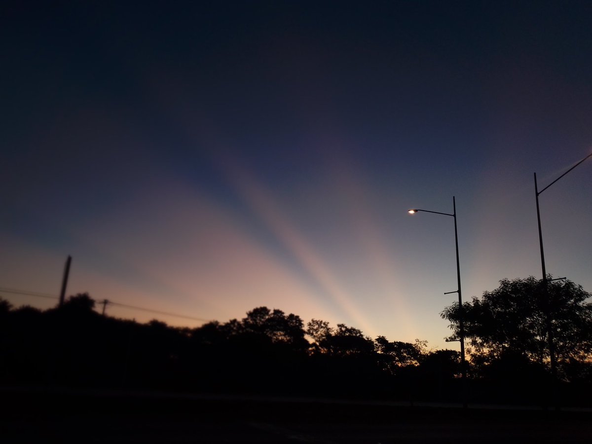 aweech's tweet photo. Amanecer previo a la llegada del frente frío https://t.co/yoehuh5fcq