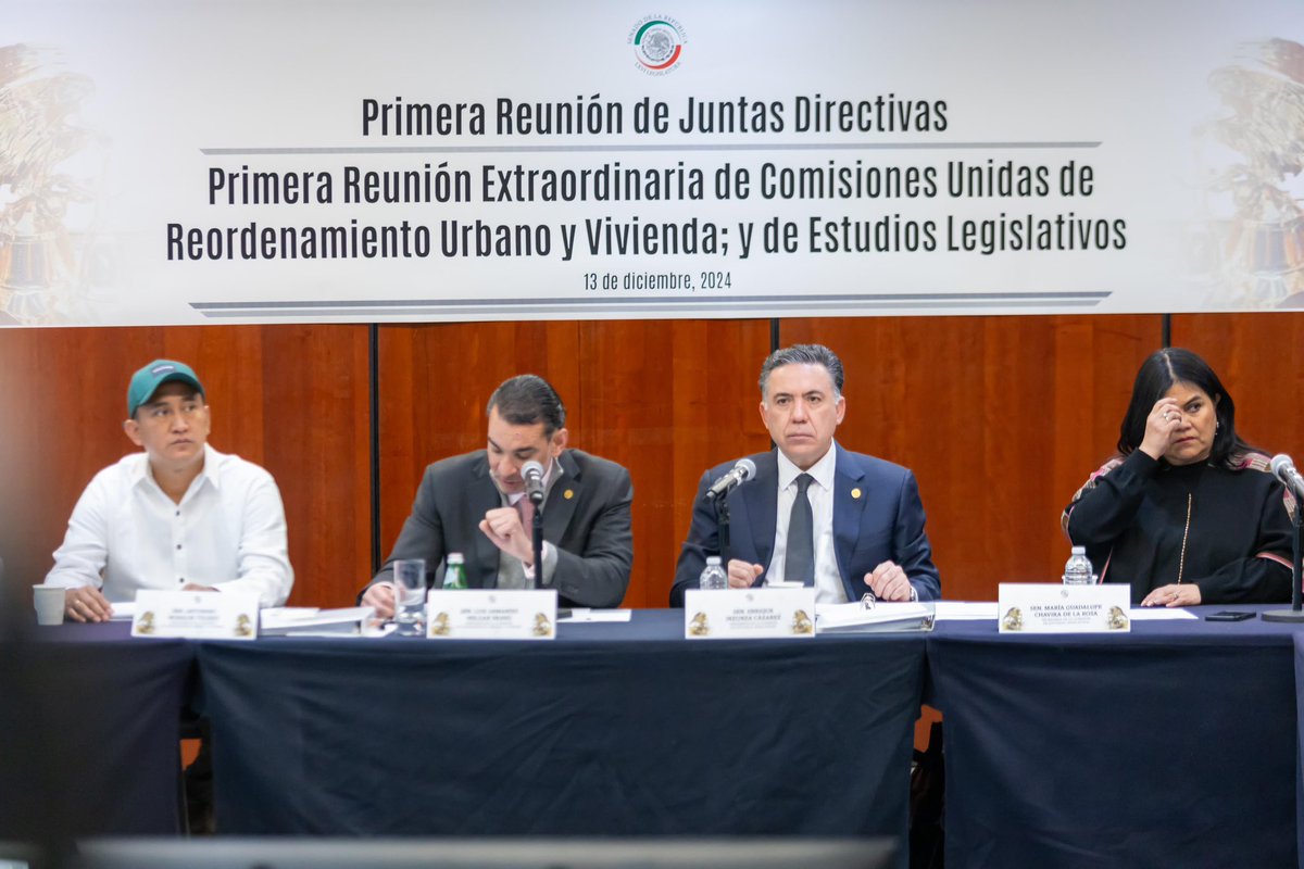 InzunzaCazarez's tweet photo. El día de hoy, las comisiones unidas de Reordenamiento, Urbano y Vivienda y de Estudios Legislativos, sesionamos para dictaminar la iniciativa con proyecto de decreto por el que se reforman, adicionan y derogan diversas disposiciones de la Ley del INFONAVIT y de la Ley Federal del Trabajo, presentada por la Presidenta de México, la Dra. @Claudiashein, para hacer realidad el derecho humano a la vivienda de las y los mexicanos. 

Muy importante: se introducen criterios para priorizar la asignación de vivienda a madres solteras, a las y los jóvenes y a las y los trabajadores de menos ingresos.  

Avanzamos en la consolidación de el Estado constitucional de bienestar.