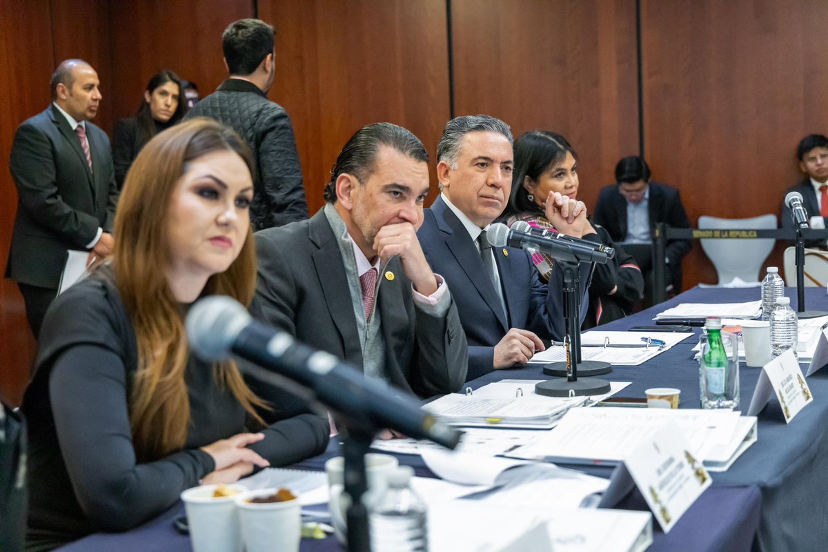 InzunzaCazarez's tweet photo. El día de hoy, las comisiones unidas de Reordenamiento, Urbano y Vivienda y de Estudios Legislativos, sesionamos para dictaminar la iniciativa con proyecto de decreto por el que se reforman, adicionan y derogan diversas disposiciones de la Ley del INFONAVIT y de la Ley Federal del Trabajo, presentada por la Presidenta de México, la Dra. @Claudiashein, para hacer realidad el derecho humano a la vivienda de las y los mexicanos. 

Muy importante: se introducen criterios para priorizar la asignación de vivienda a madres solteras, a las y los jóvenes y a las y los trabajadores de menos ingresos.  

Avanzamos en la consolidación de el Estado constitucional de bienestar.