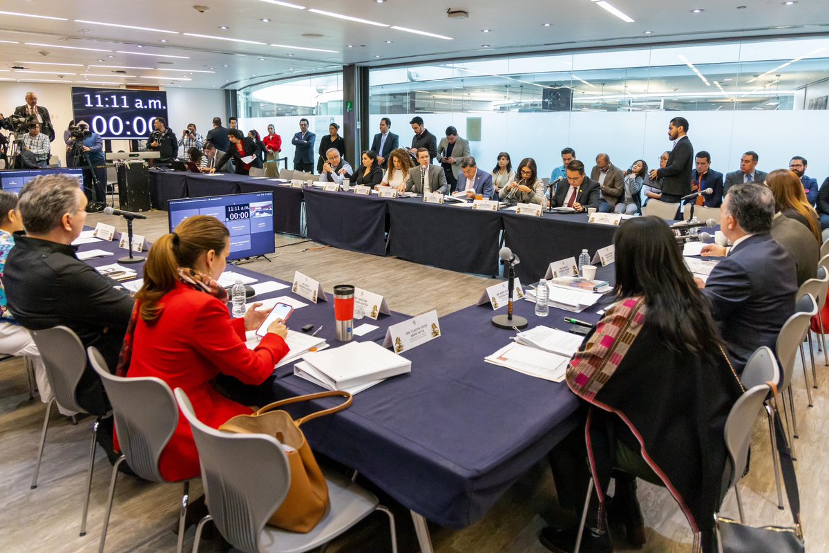 InzunzaCazarez's tweet photo. El día de hoy, las comisiones unidas de Reordenamiento, Urbano y Vivienda y de Estudios Legislativos, sesionamos para dictaminar la iniciativa con proyecto de decreto por el que se reforman, adicionan y derogan diversas disposiciones de la Ley del INFONAVIT y de la Ley Federal del Trabajo, presentada por la Presidenta de México, la Dra. @Claudiashein, para hacer realidad el derecho humano a la vivienda de las y los mexicanos. 

Muy importante: se introducen criterios para priorizar la asignación de vivienda a madres solteras, a las y los jóvenes y a las y los trabajadores de menos ingresos.  

Avanzamos en la consolidación de el Estado constitucional de bienestar.
