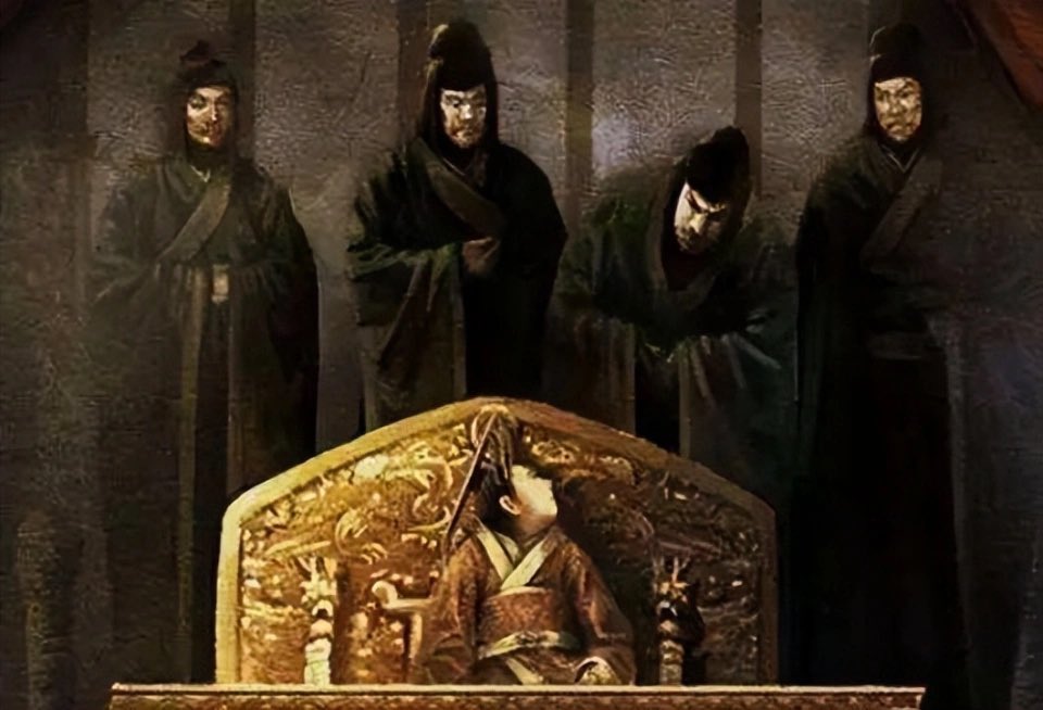 2C【後漢の衰退】
後漢は幼帝が多く母后の一族（外戚）が権勢を振るった。皇帝が宦官を頼ると宦官の専横が蔓延り、宦官を蔑視する清流豪族官僚層（党人）と激しく対立。政治腐敗は地方での勝手な搾取に直結。治水やインフラ整備も豪族任せになり災害・飢饉が頻発。