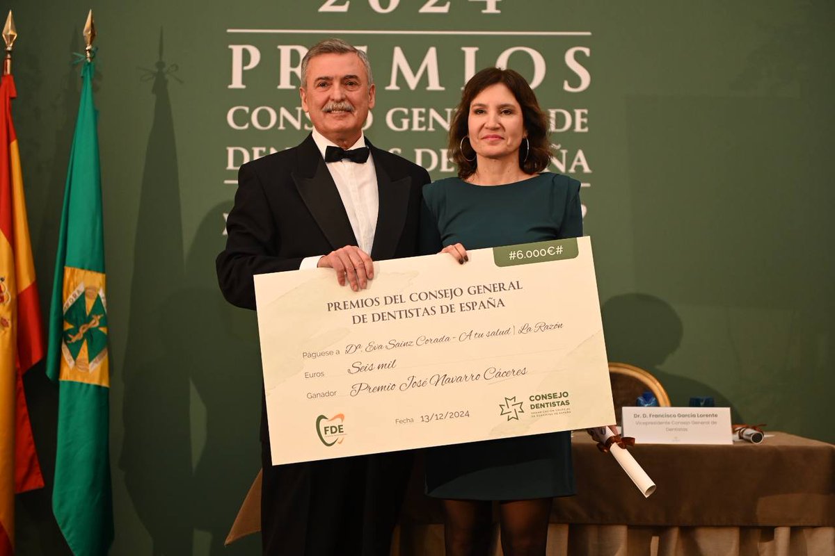 CNSJ_Dentistas's tweet photo. 🏆Eva Sainz Corada (@evacorada), redactora del suplemento “A tu salud” del diario @larazon_es.

Entrega el Premio y el Talón 🎖: Dr. Francisco García Lorente

#PremiosConsejoDentistas2024 https://t.co/dLH4UO03Jb