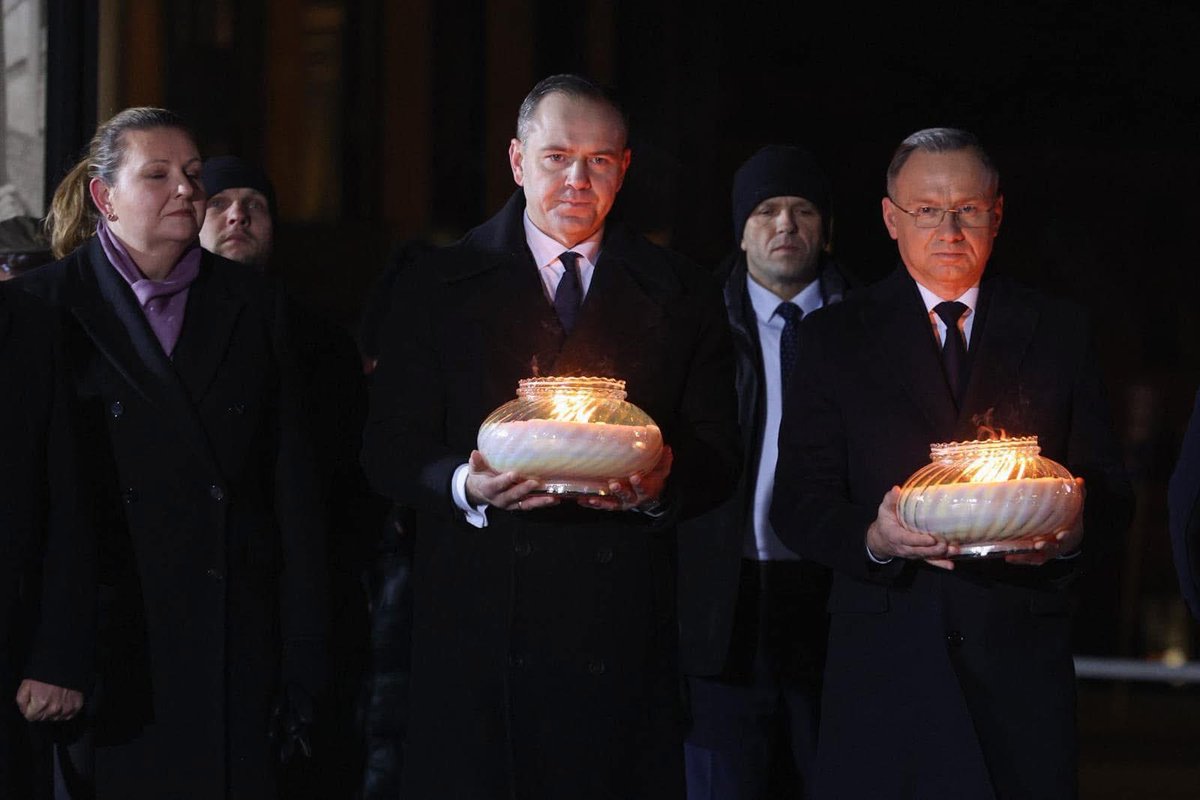 KarolPopieramy's tweet photo. A na koniec dnia Prezydent Andrzej Duda oraz #Nawrocki2025 zapalili znicz upamiętniający Ofiary komunistycznego reżimu.
#DrużynaNawrockiego https://t.co/9Jyzreof3z