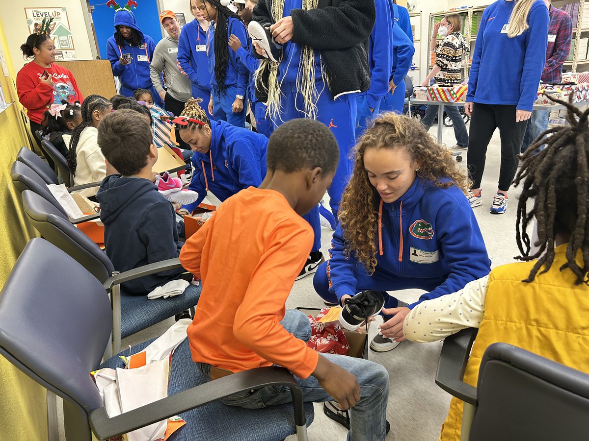 GatorsExp's tweet photo. #7daysofGatorsTracks🎁
Delivery Day 7:
📍Metcalfe W A Elementary School
#GoodwillGators | @towerhillins | @FLBlue | @Truist https://t.co/R46gEEJAZp