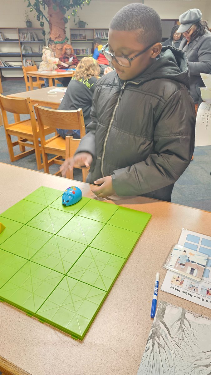 BrooksHirsch's tweet photo. So excited for my first night to talk to Booker T. Washington families about our STEM Academy at Booker T. Washington Elementary!  We made snow shovels, coded, and made snow catapults!  It was SNOW much fun!
@WeAreBTWE @SufVAschools @innovateodu 
#STEMEducation #STEMacademyatBTW https://t.co/op4kdVQI8T