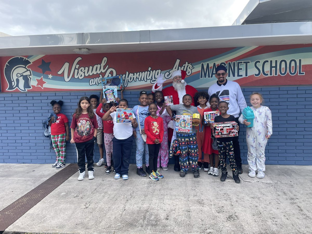 EduFloInc's tweet photo. Today, we delivered toys to @edisonparkk8 @PoincianaPark @RainbowParkElem @CarolCityElem

Thank you to all of our donors @OfficialBookDGF @TeamDFlores Emerald Lodge 457 and many more. Lets not forget our Santa @aconcepcion5 🎅🏻🎄

#EduFloInc #ToysForTots #Christmas https://t.co/rIJaZW5gy5
