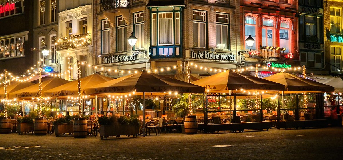 Cold Hands... 
Warm Lights...
#DenBosch