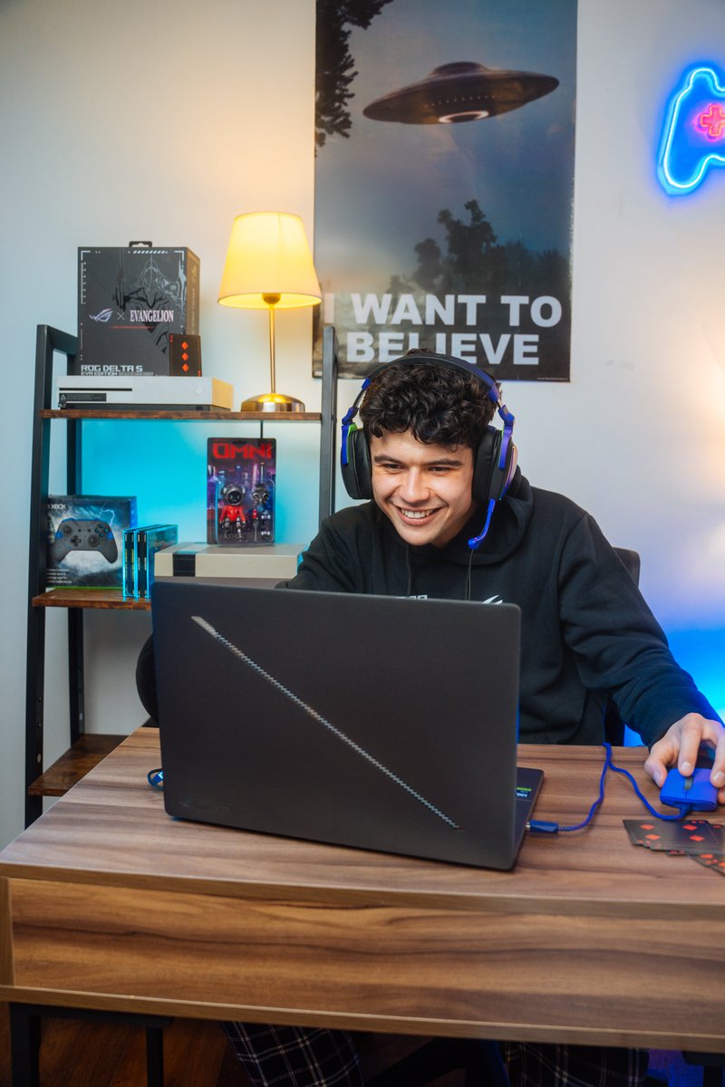 MXASUS's tweet image. ¡¿Buscas EL REGALO para esta Navidad?! 🎄 ¿Qué tal una ROG Zephyrus G16? 🎮✨ Ideal para jugar, crear y conquistar el mundo digital. 

¡Es tan potente que Santa podría pedirte una prestada! 😉🎅 

#NavidadGamer #ROGZephyrusG16