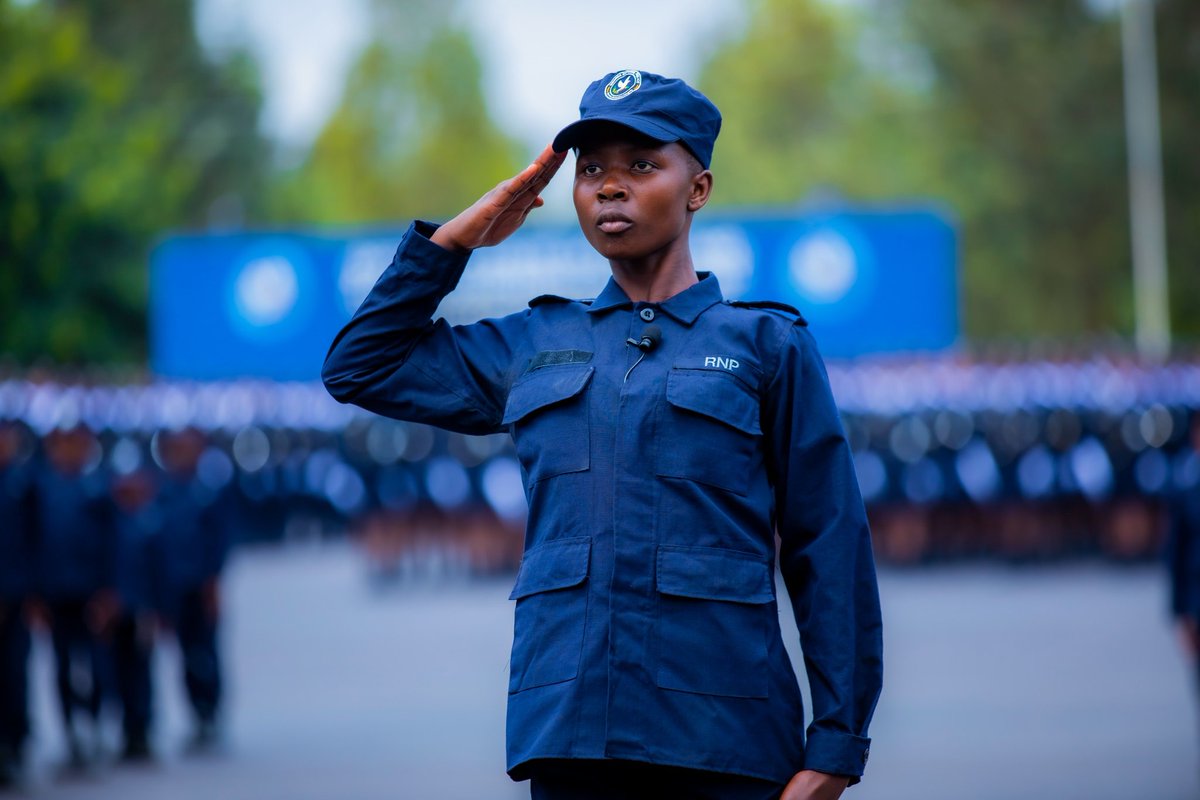 Amafoto yuzuyemo ubwuzu urukundo n’Urugwiro,  irebere urukundo, ubwuzu n’urugwiro Umuyobozi Mukuru wa Polisi y’u Rwanda CGP Felix Namuhoranye, yagaragaje, aramutsa  Umutoni Ange wayoboye akarasisi abana bato berekanye, mu muhango wo gusoza amahugurwa ya ba Ofisiye Bato.